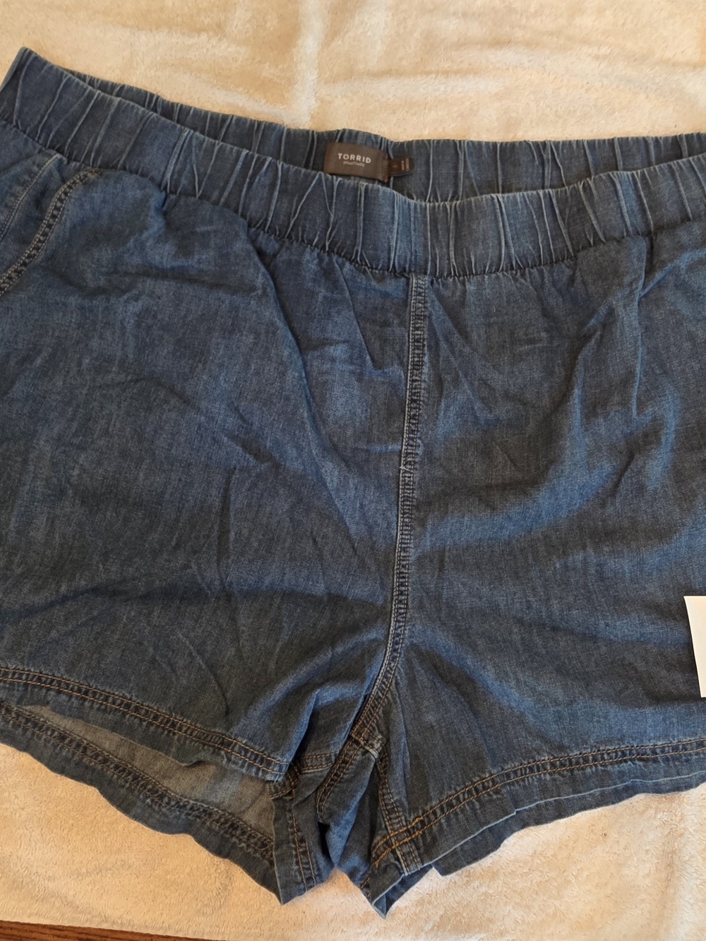 Torrid Size 4 4X Pull On Lightweight Denim Shorts High Rise Medium Wash 5"